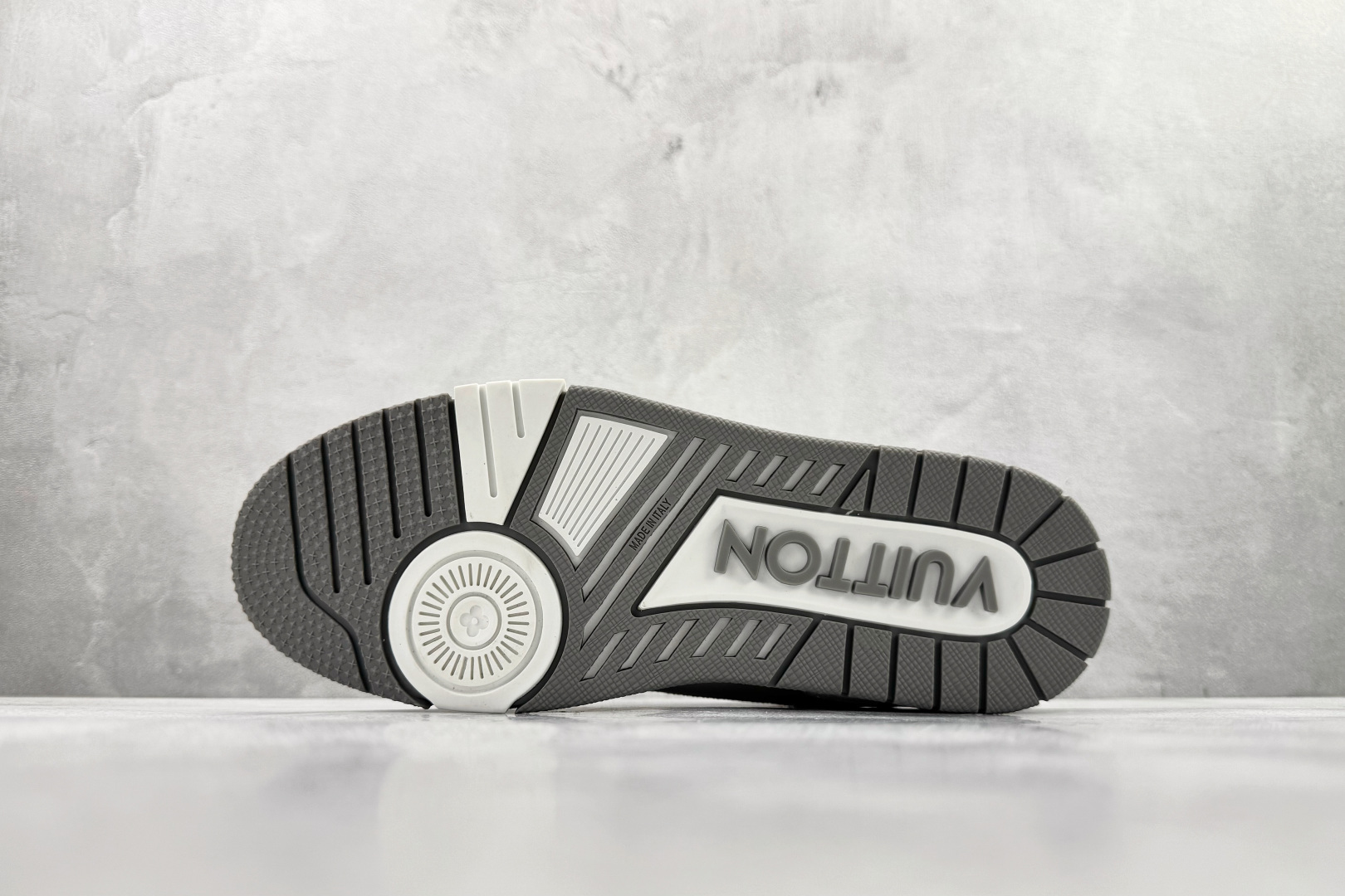 顶级纯原 LOUIS VUITTTrainer 黑白 1ACP25