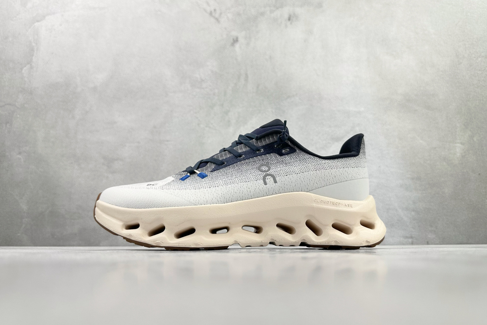 On昂跑 Cloudtilt 灰色 3ME10103053