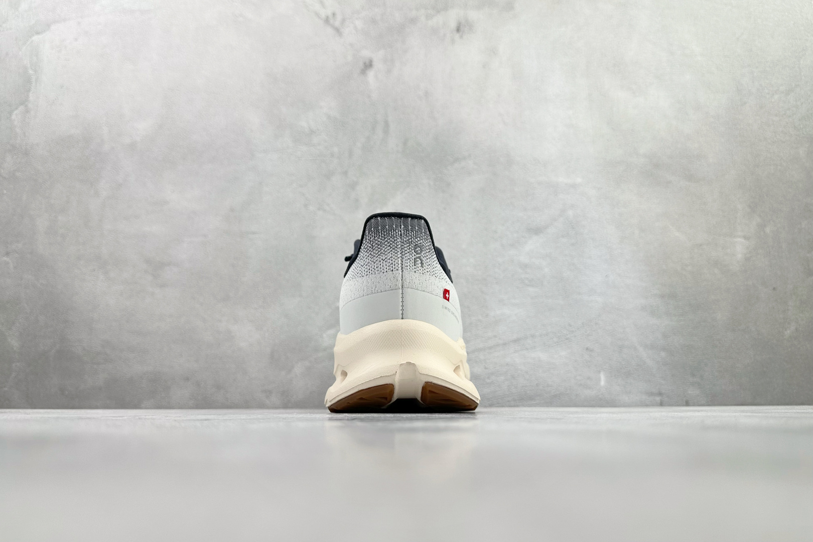 On昂跑 Cloudtilt 灰色 3ME10103053