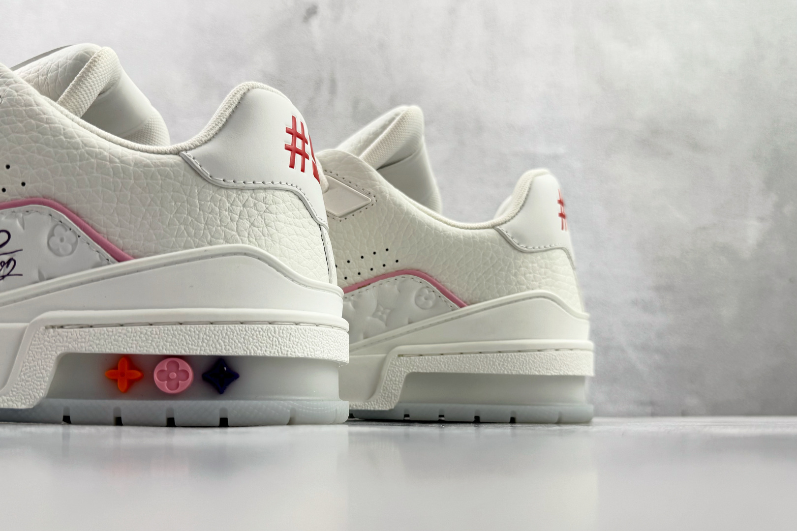 顶级纯原 LOUIS VUITTTrainer 白粉 1APHLG