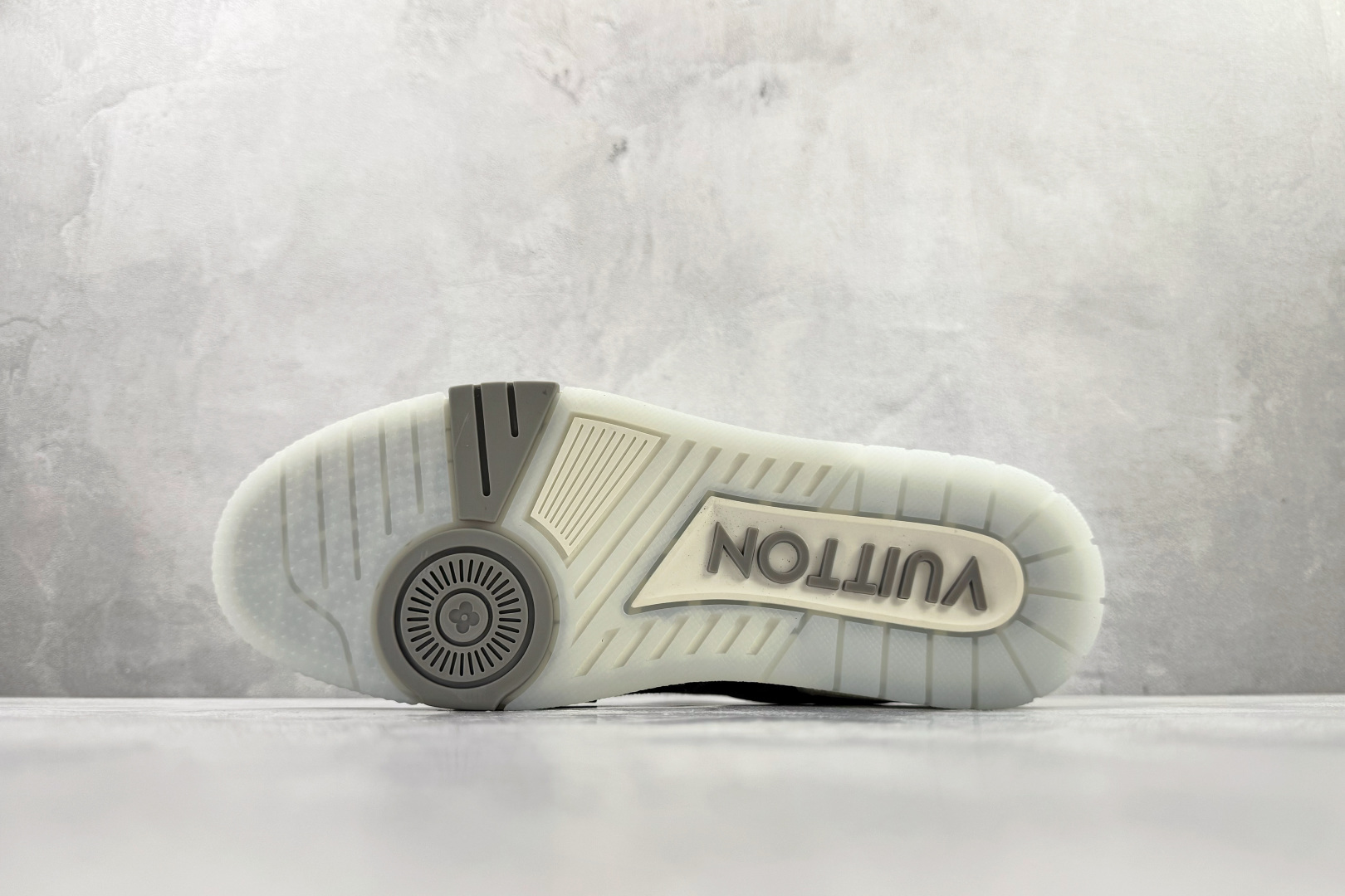 顶级纯原 LOUIS VUITTTrainer 黑白 1ADHIZ