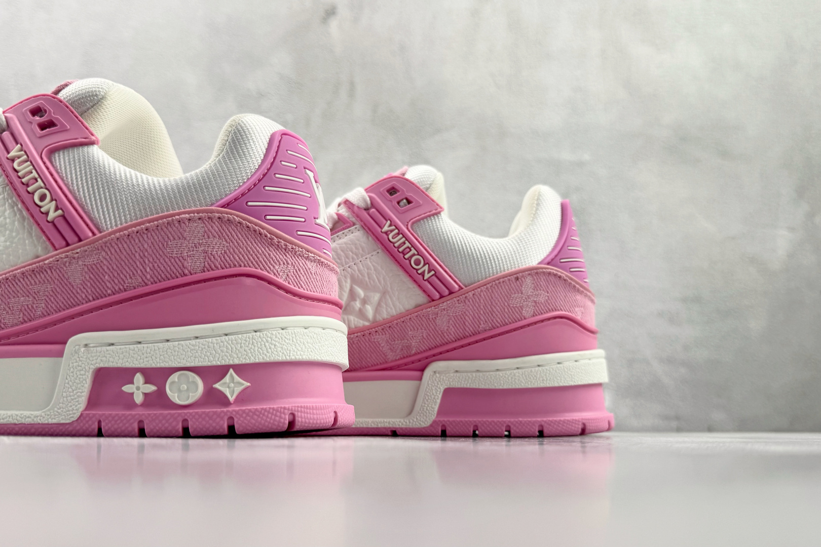 顶级纯原 LOUIS VUITTTrainer 粉白 1AIKOQ