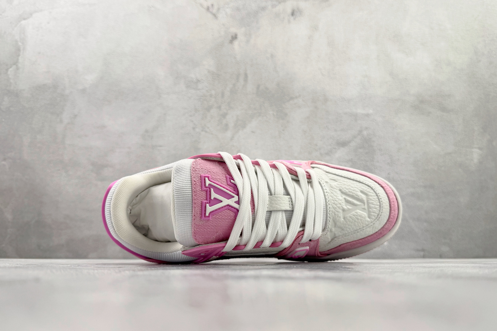 顶级纯原 LOUIS VUITTTrainer 粉白 1AIKOQ
