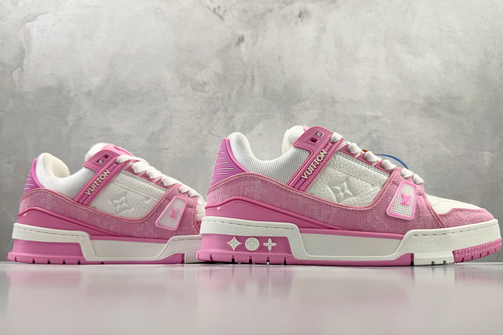 顶级纯原 LOUIS VUITTTrainer 粉白 1AIKOQ