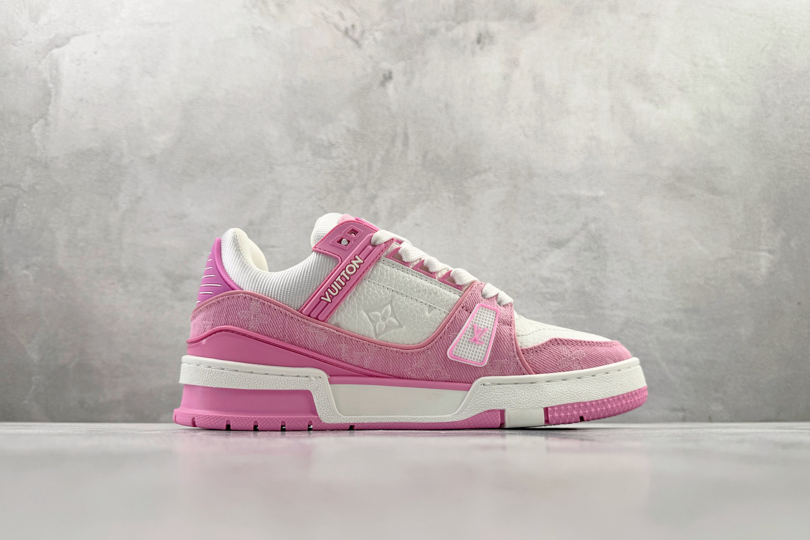 顶级纯原 LOUIS VUITTTrainer 粉白 1AIKOQ