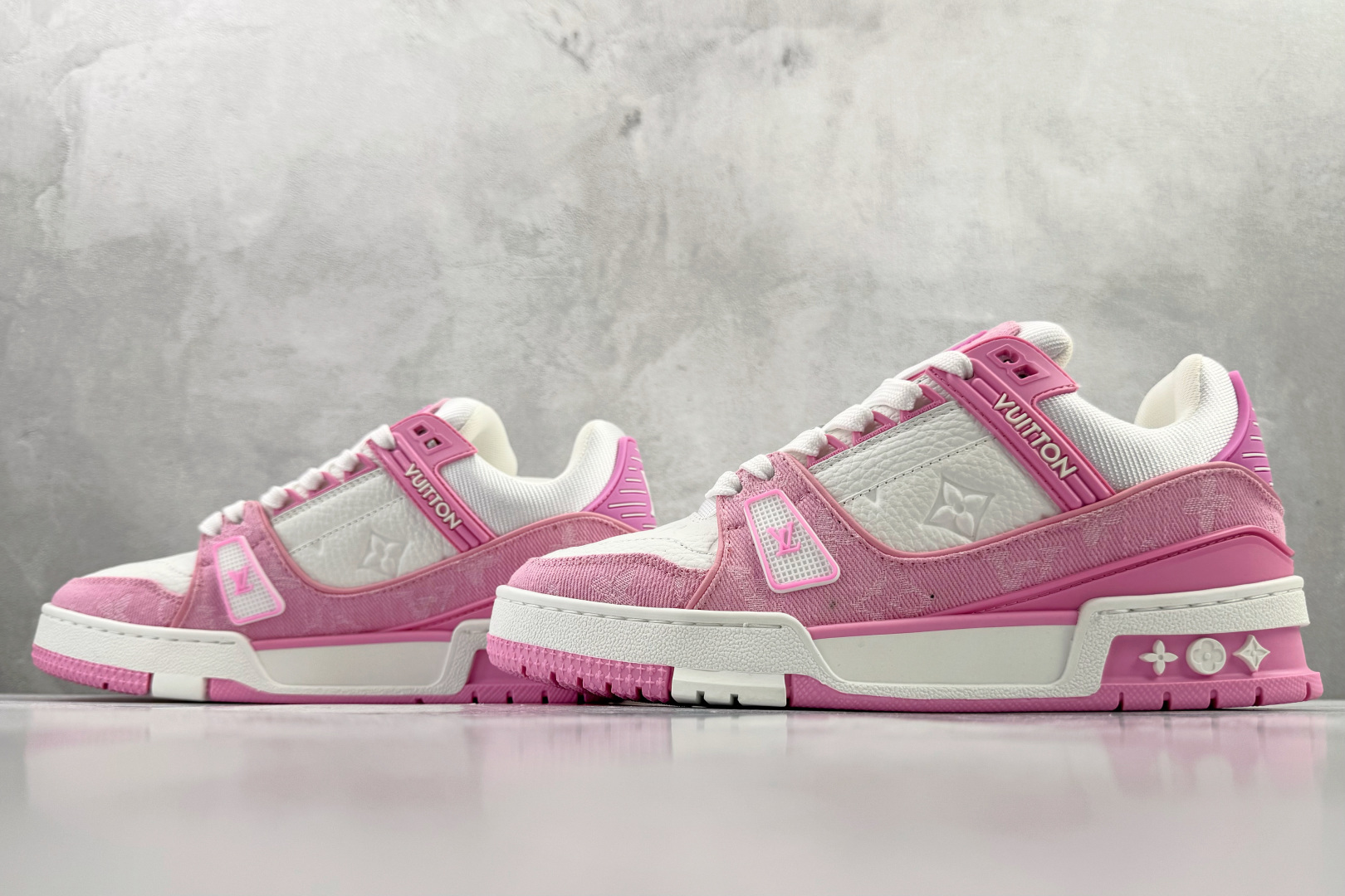 顶级纯原 LOUIS VUITTTrainer 粉白 1AIKOQ