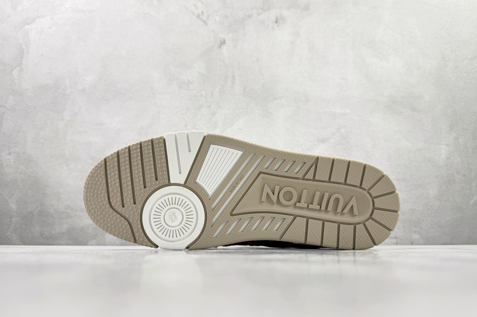 顶级纯原 LOUIS VUITTTrainer 米色 1AIKMH 顶级纯原 LOUIS VUITTTrainer 米色 1AIKMH