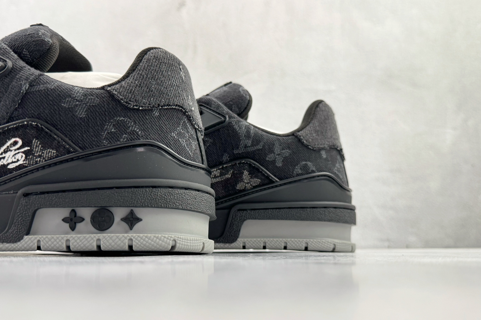 顶级纯原 LOUIS VUITTTrainer 黑色 1AC4ZB