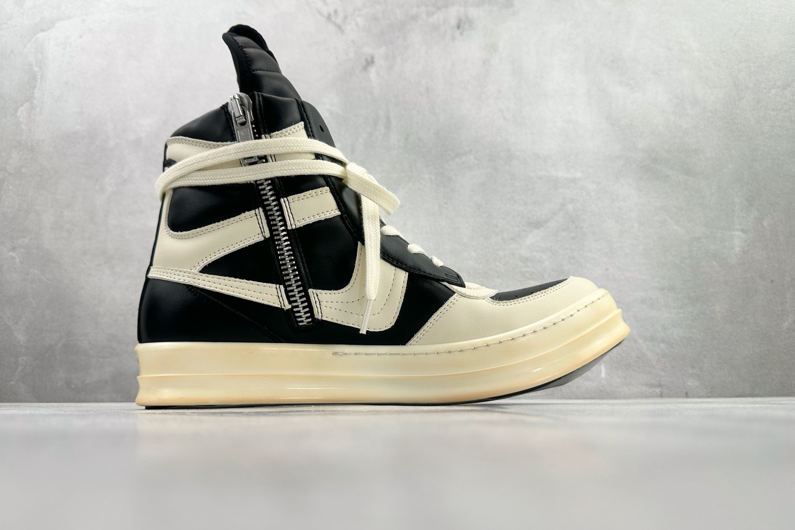 RICK OWENS/RO JUMBO LACE PADDED SNEAKS 米白黑 RU02C111-莆田鞋,莆田鞋货源,高仿鞋,高仿鞋货源,安福档口,莆田高仿鞋,莆田鞋批发,高仿鞋批发,莆田高仿运动鞋,高仿运动鞋,莆田运动鞋 RICK OWENS/RO JUMBO LACE PADDED SNEAKS 米白黑 RU02C111