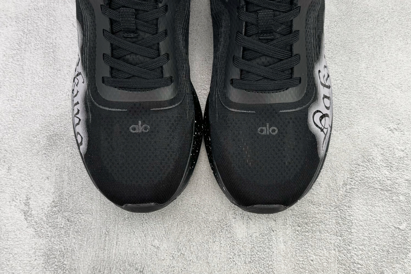 G5 【定制球鞋】 alo yoga Alo Runner 811制造 哈库纳梦 黑灰货号：A0590U