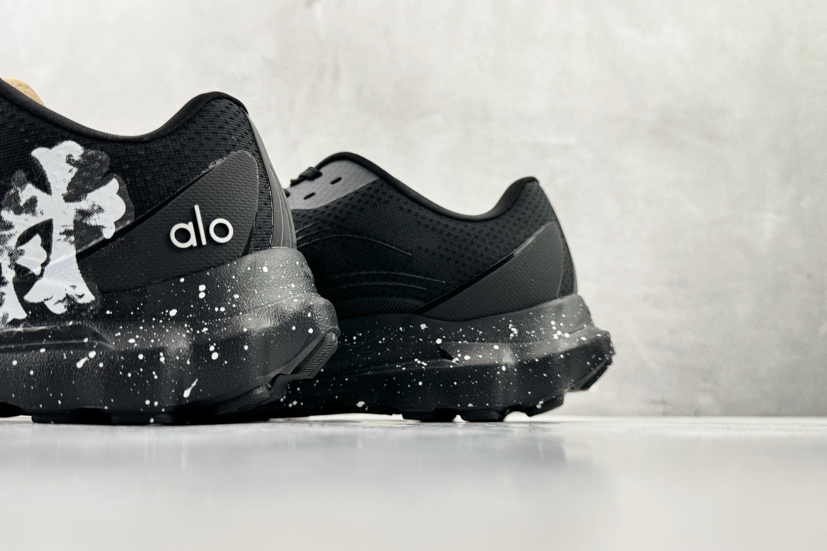 G5 【定制球鞋】 alo yoga Alo Runner 811制造 哈库纳梦 黑灰货号：A0590U