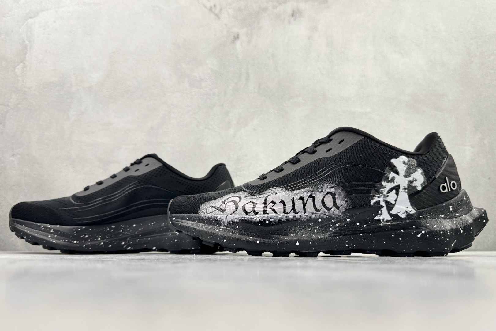 G5 【定制球鞋】 alo yoga Alo Runner 811制造 哈库纳梦 黑灰货号：A0590U