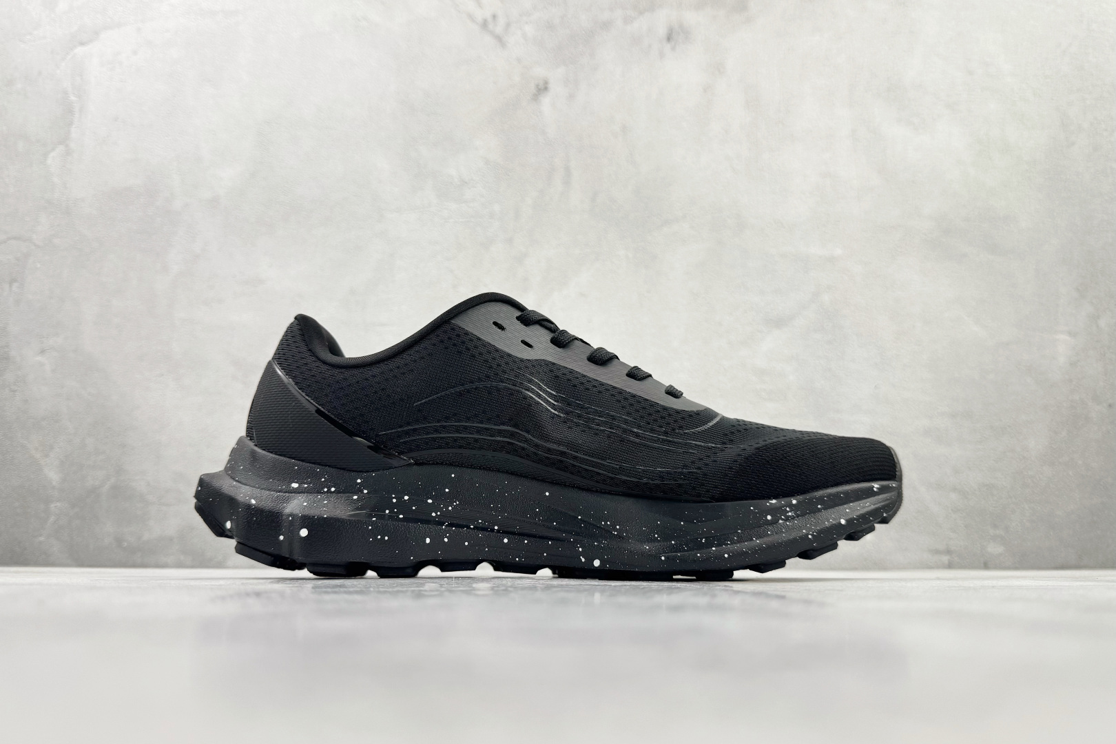 G5 【定制球鞋】 alo yoga Alo Runner 811制造 哈库纳梦 黑灰货号：A0590U