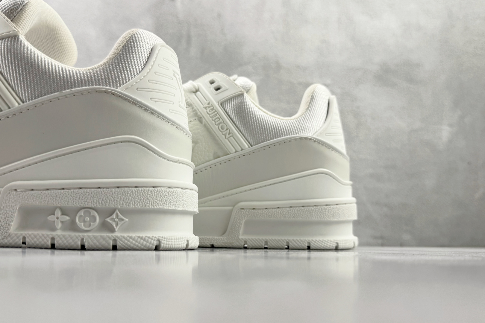 顶级纯原 LOUIS VUITTTrainer 白色 1AC29O