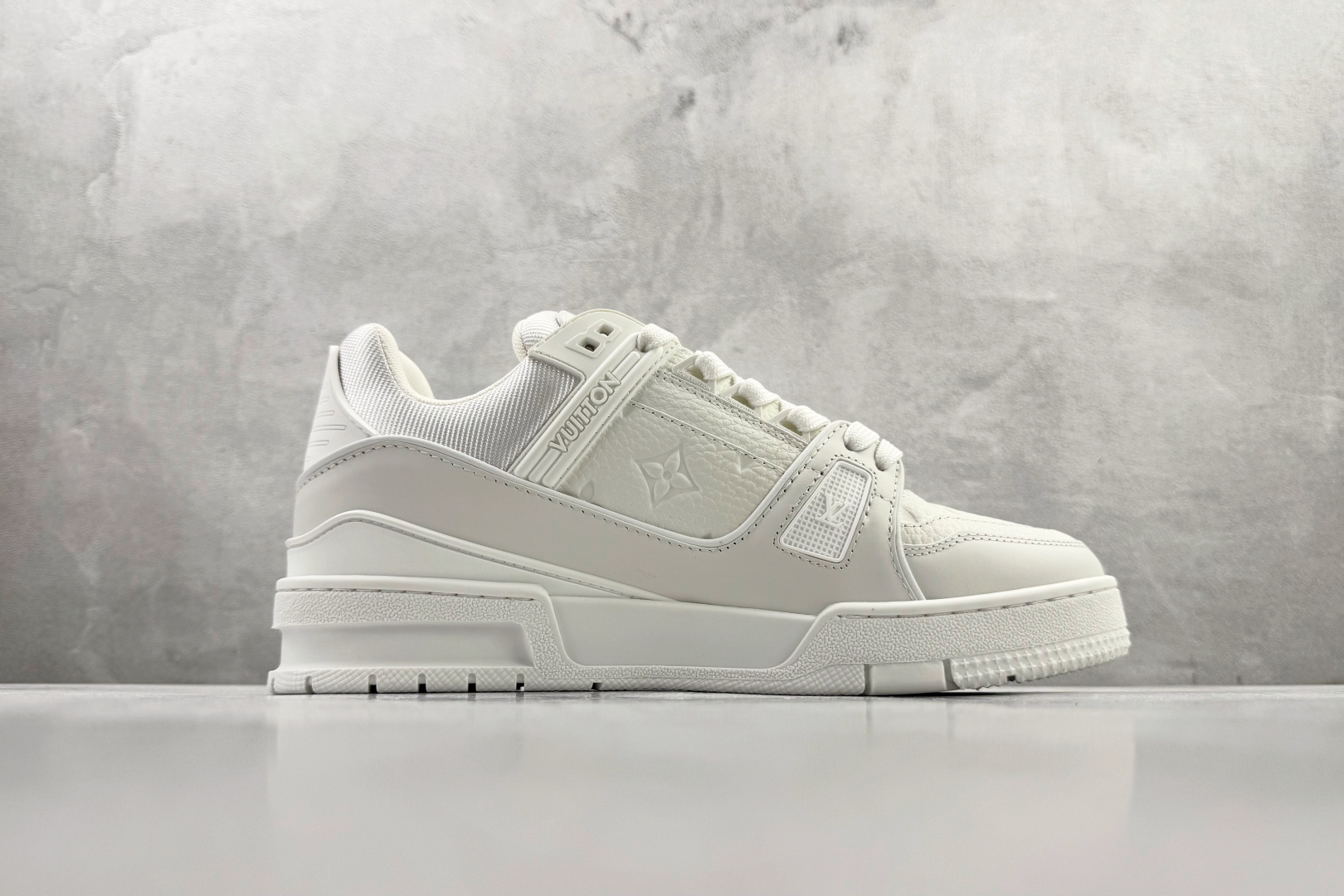 顶级纯原 LOUIS VUITTTrainer 白色 1AC29O