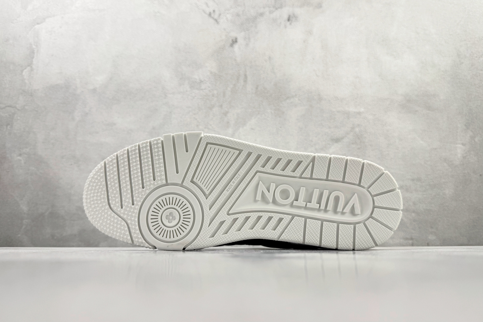 顶级纯原 LOUIS VUITTTrainer 白色 1AC29O