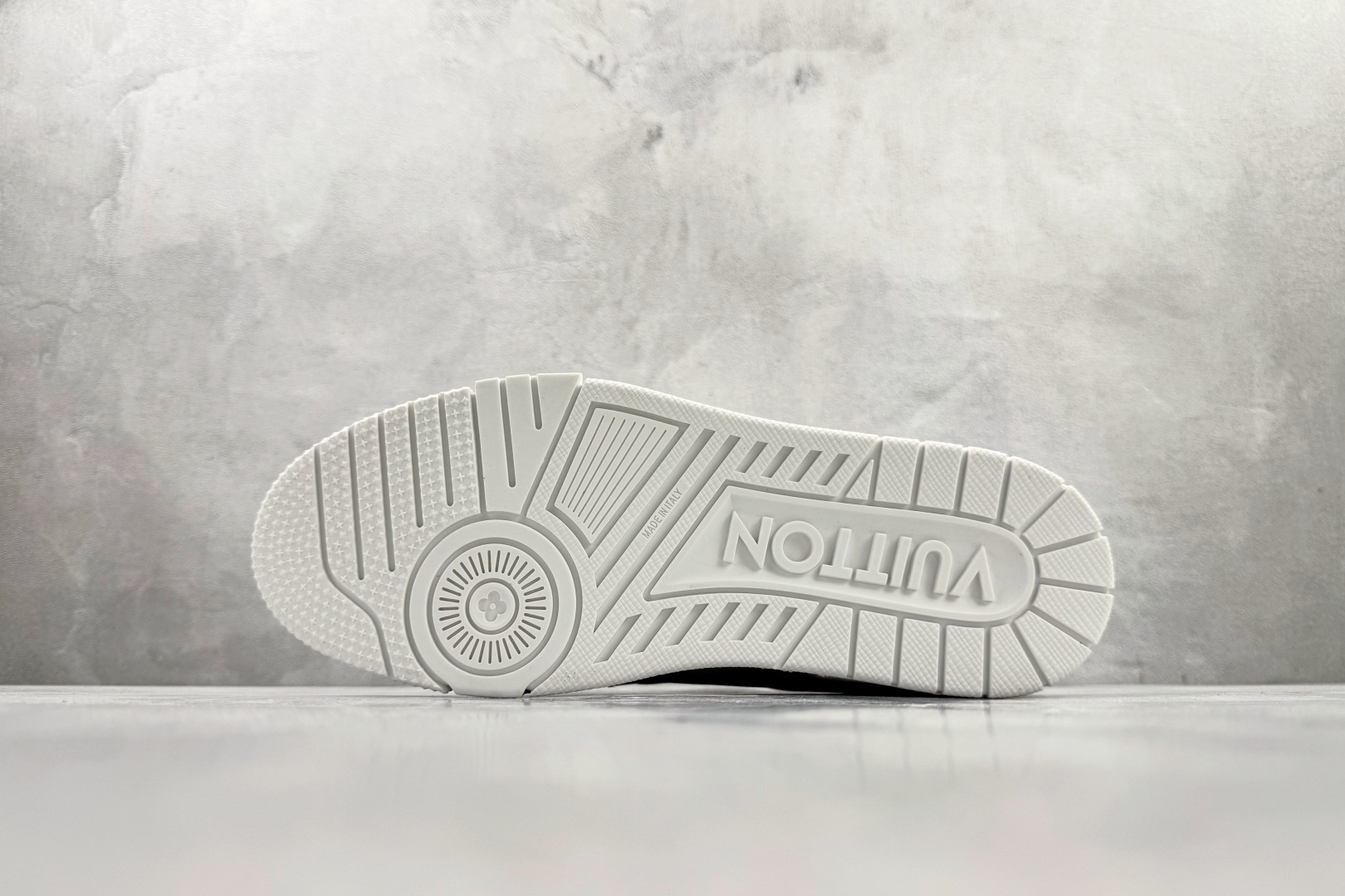 顶级纯原 LOUIS VUITTx Nigo 联名款 Trainer FW25 白色 1AIKR3