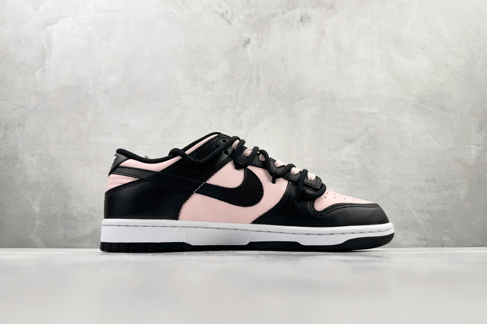 定制球鞋Nike Dunk Low 芝芝莓莓 黑粉色 CW1590-100 尺码：35.5 36 36.5 37.5 38 38.5 39 40 40.5 41 编码：33