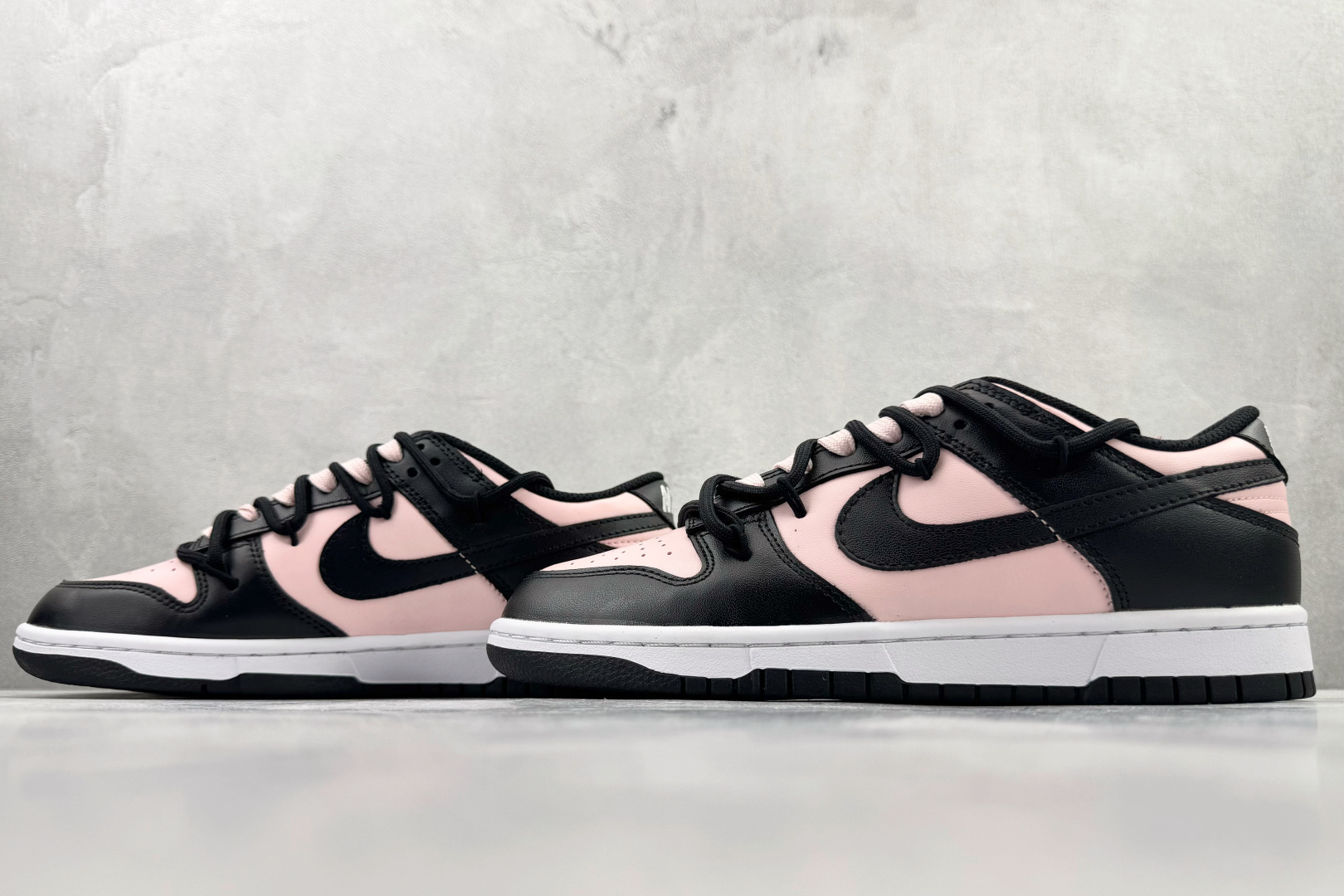 定制球鞋Nike Dunk Low 芝芝莓莓 黑粉色 CW1590-100 尺码：35.5 36 36.5 37.5 38 38.5 39 40 40.5 41 编码：33