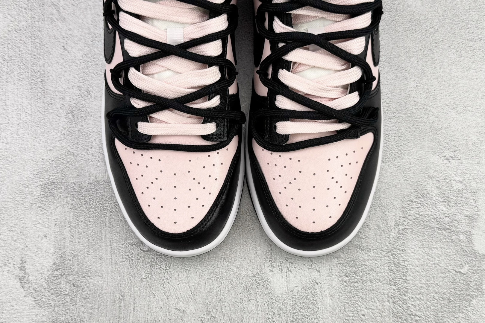 定制球鞋Nike Dunk Low 芝芝莓莓 黑粉色 CW1590-100 尺码：35.5 36 36.5 37.5 38 38.5 39 40 40.5 41 编码：33