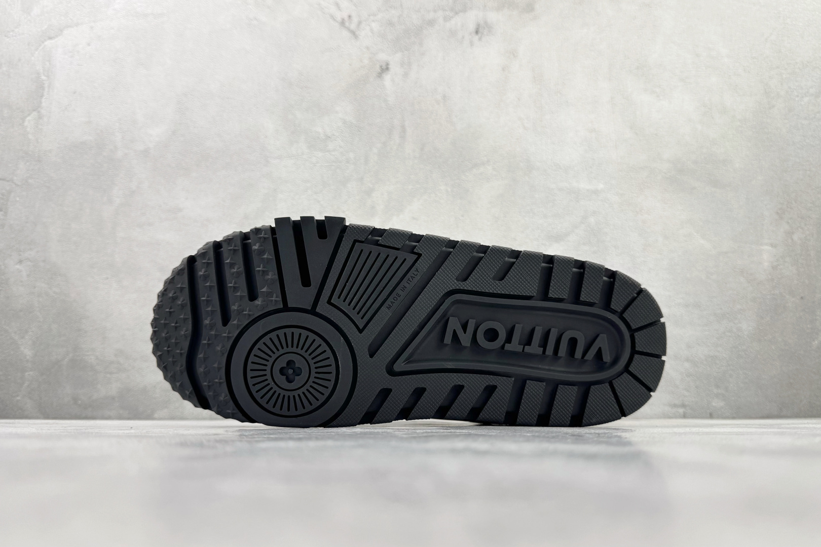 顶级纯原 LOUIS VUITTTrainer Maxi 小胖丁 白黑 1ABZQ9