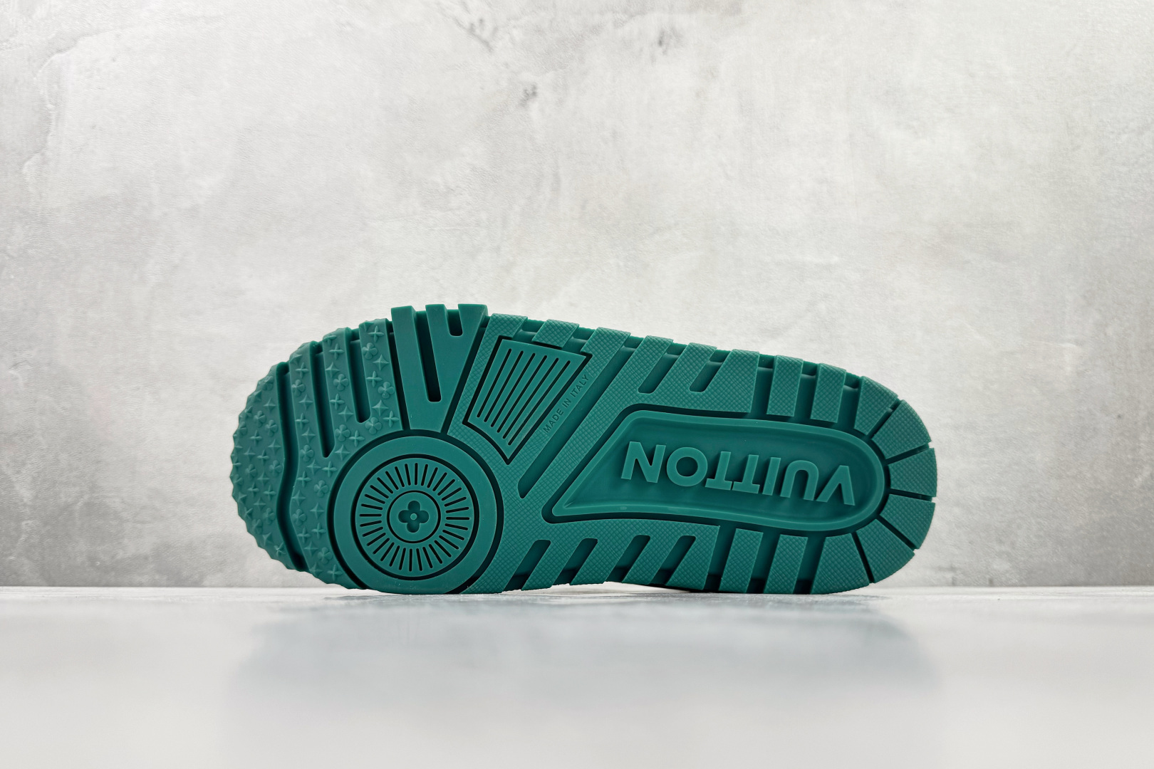 顶级纯原 LOUIS VUITTTrainer Maxi 小胖丁 白青 1ACI0K