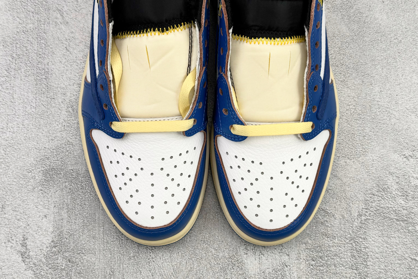 河源 【定制球鞋】Travis Scott x Jordan Air Jordan 1 白蓝蓝货号：DM