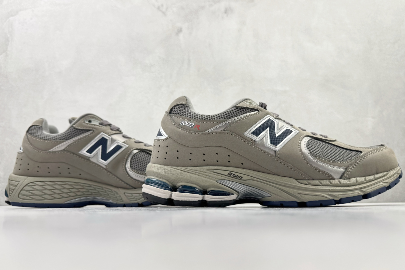 New Balance NB 2002R 经典灰 ML2002RA