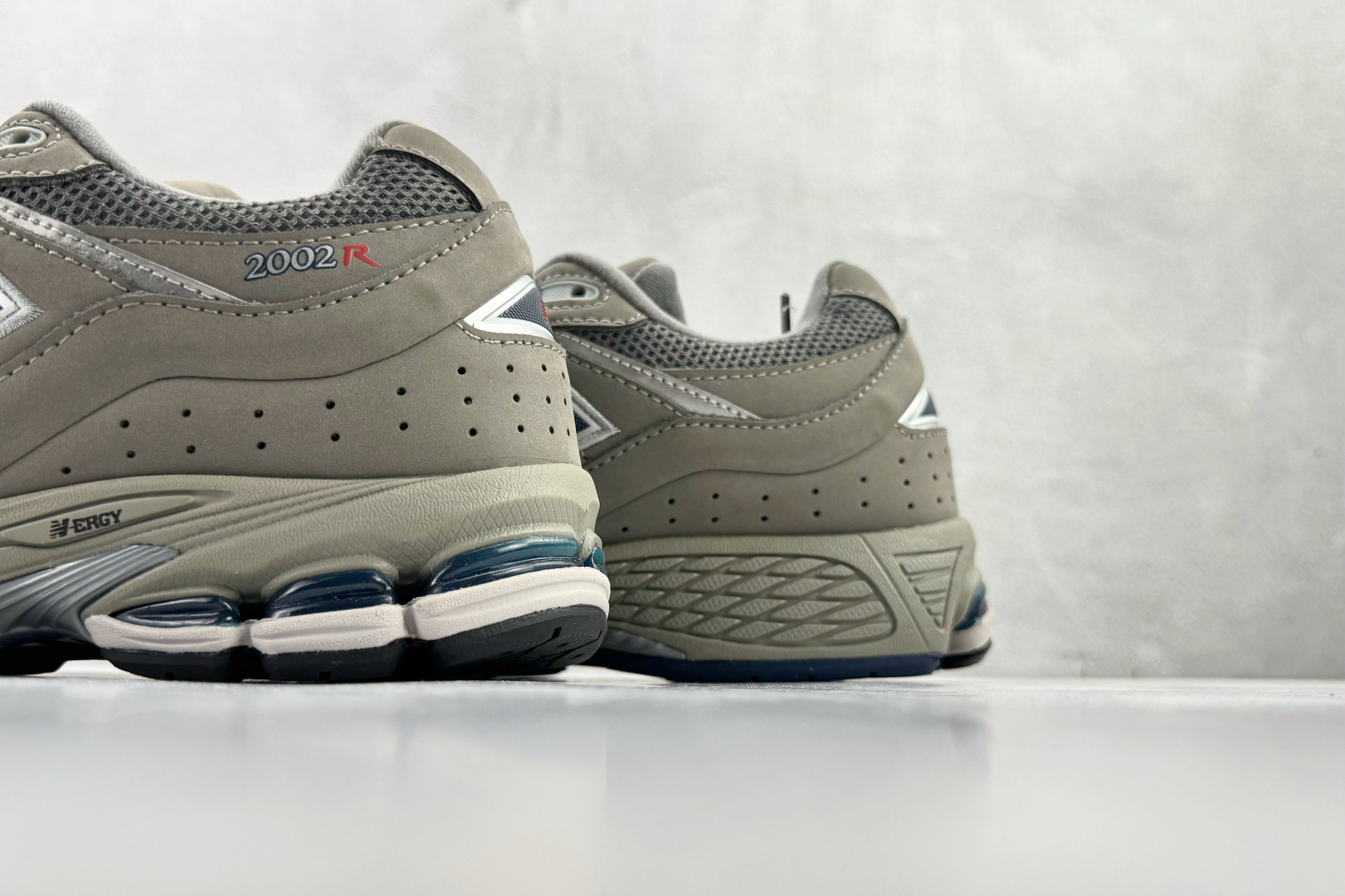 New Balance NB 2002R 经典灰 ML2002RA