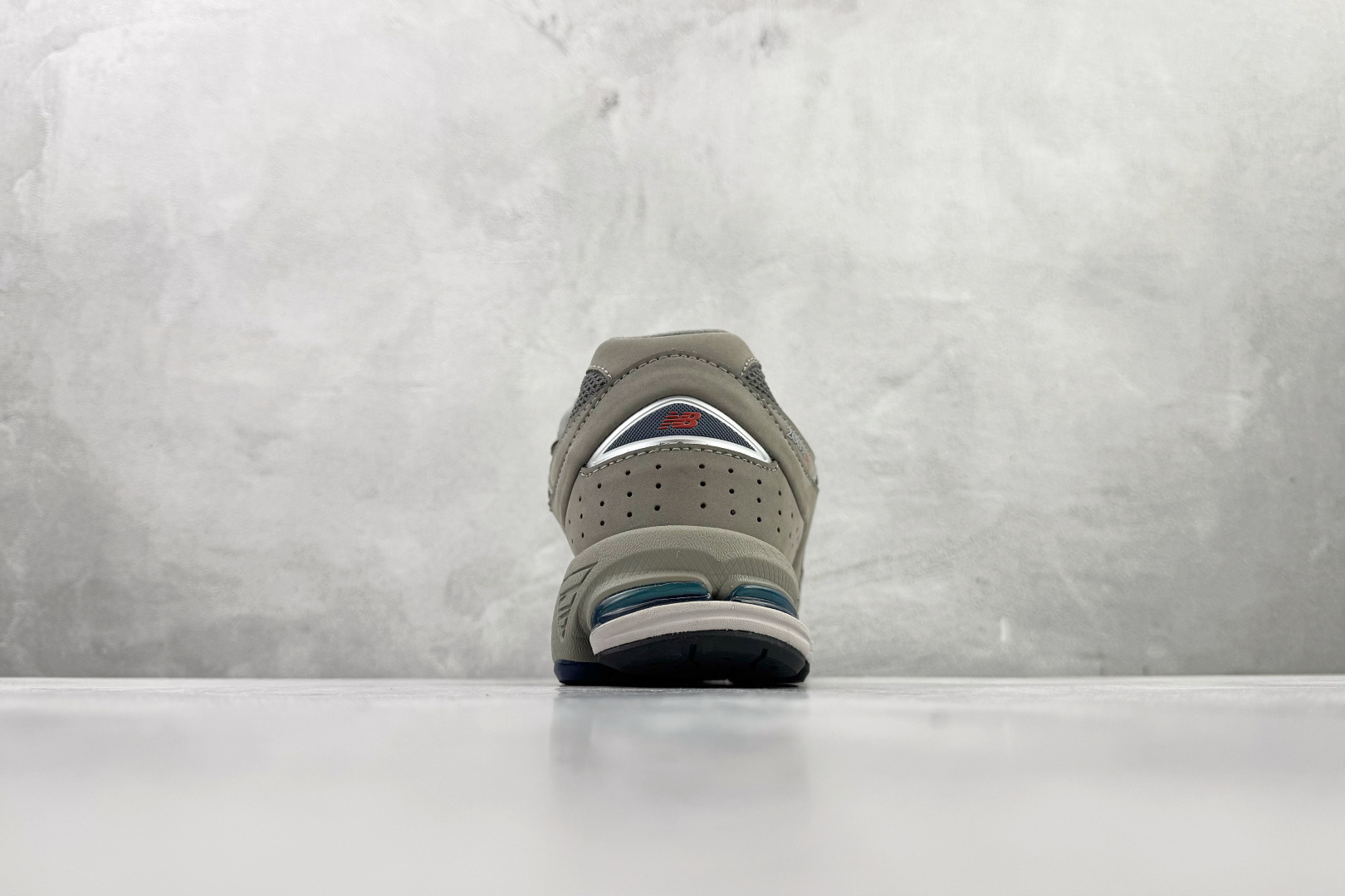 New Balance NB 2002R 经典灰 ML2002RA