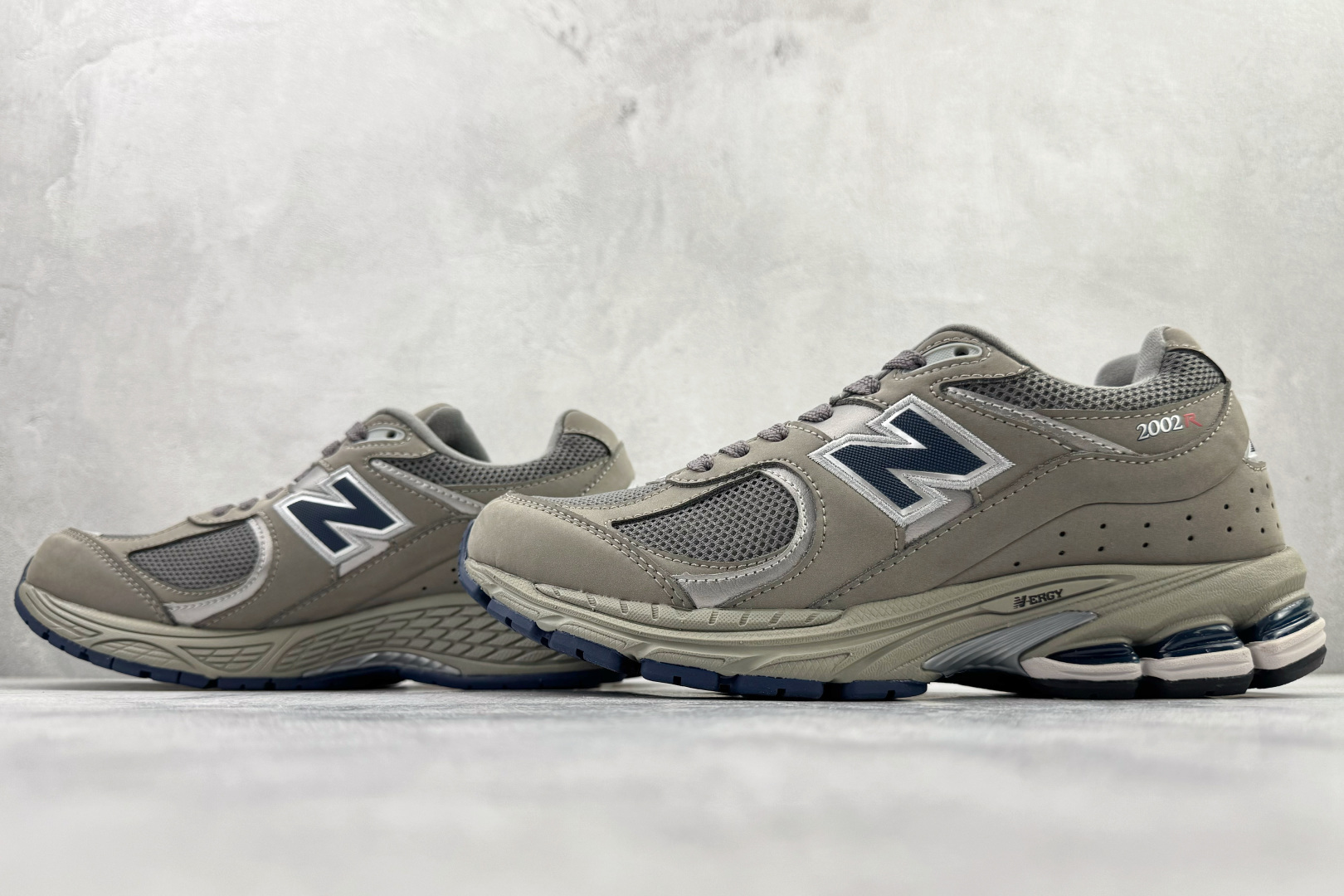 New Balance NB 2002R 经典灰 ML2002RA