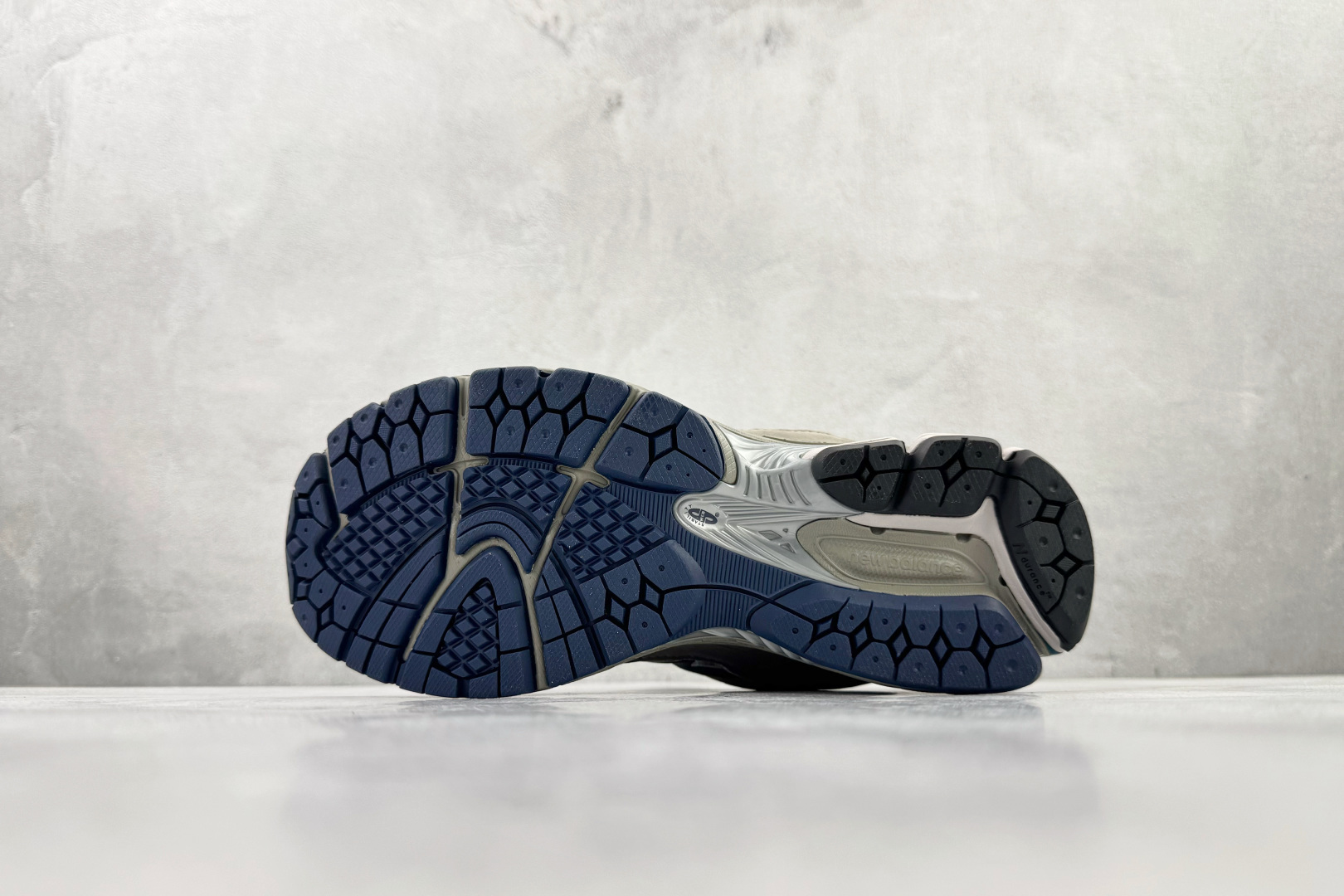 New Balance NB 2002R 经典灰 ML2002RA