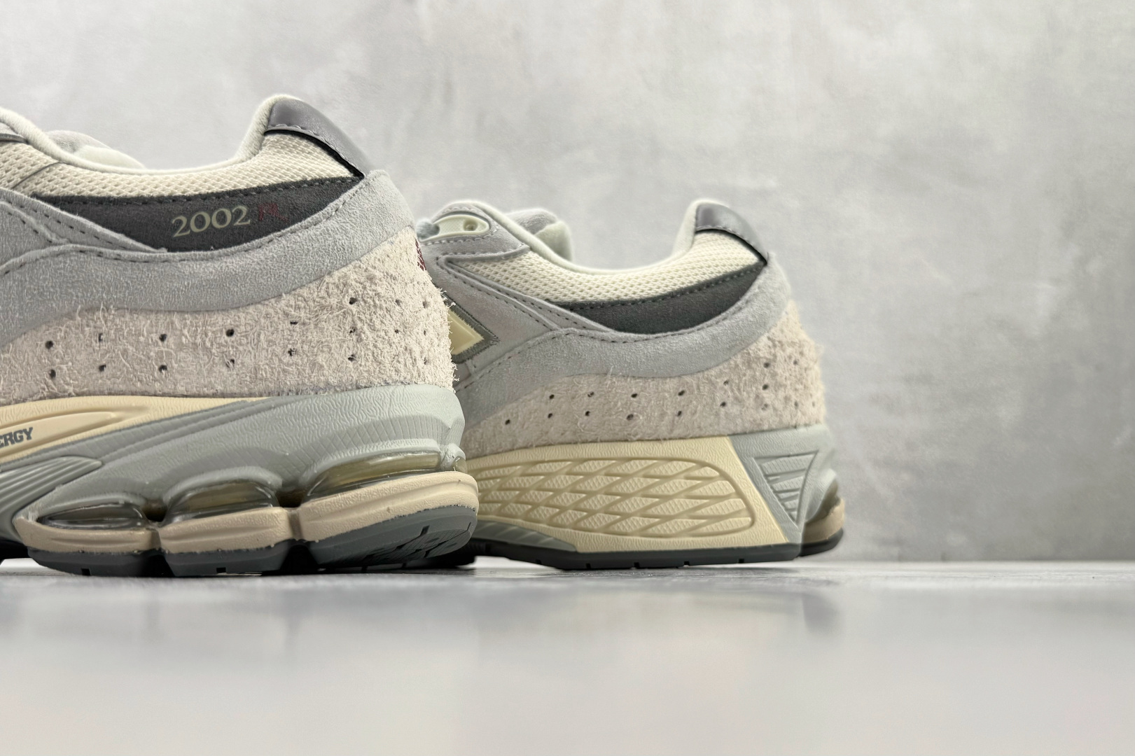 New Balance NB 2002R 米灰色 M2002RLN