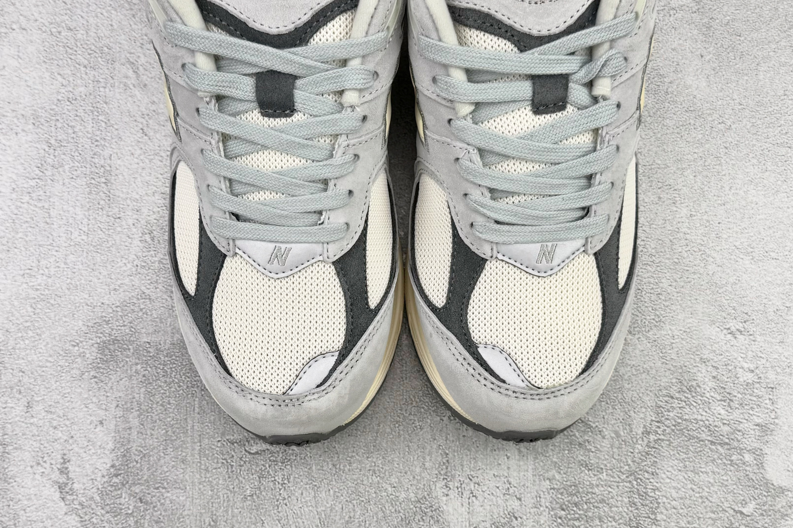 New Balance NB 2002R 米灰色 M2002RLN