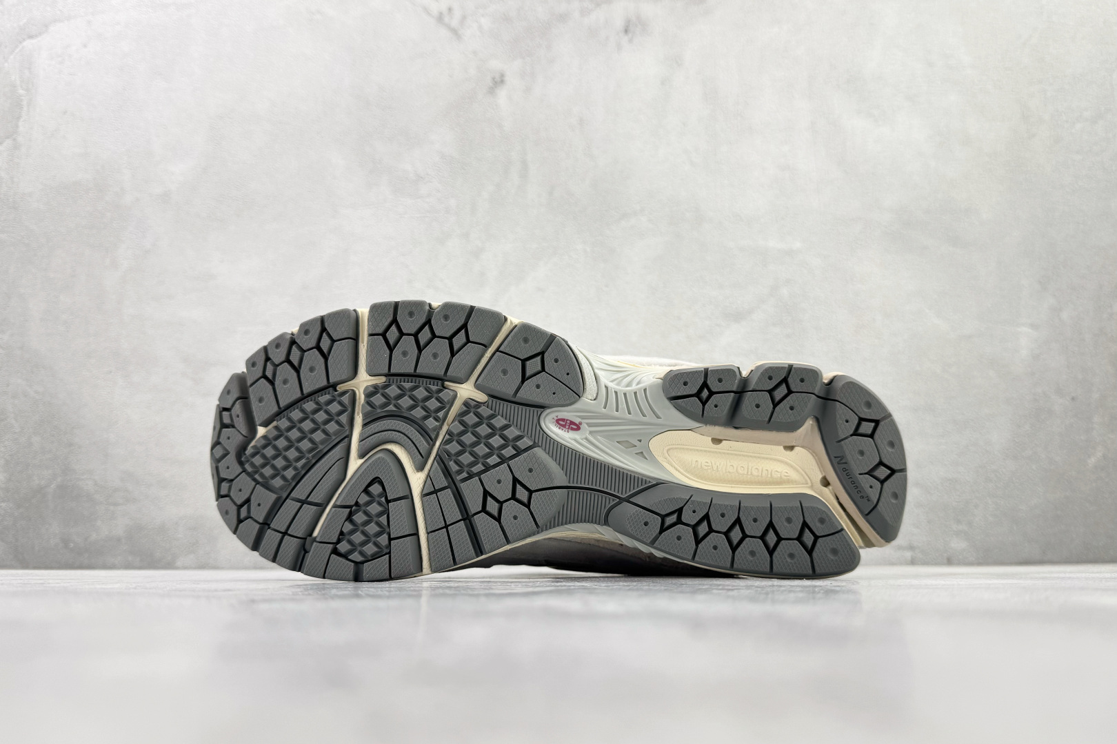 New Balance NB 2002R 米灰色 M2002RLN