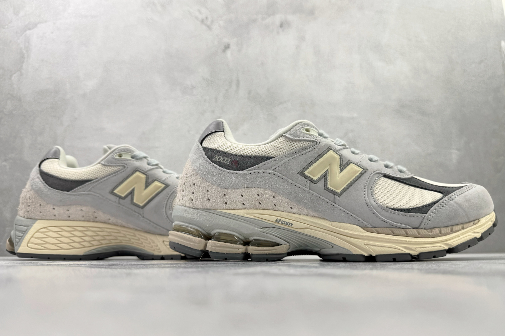 New Balance NB 2002R 米灰色 M2002RLN