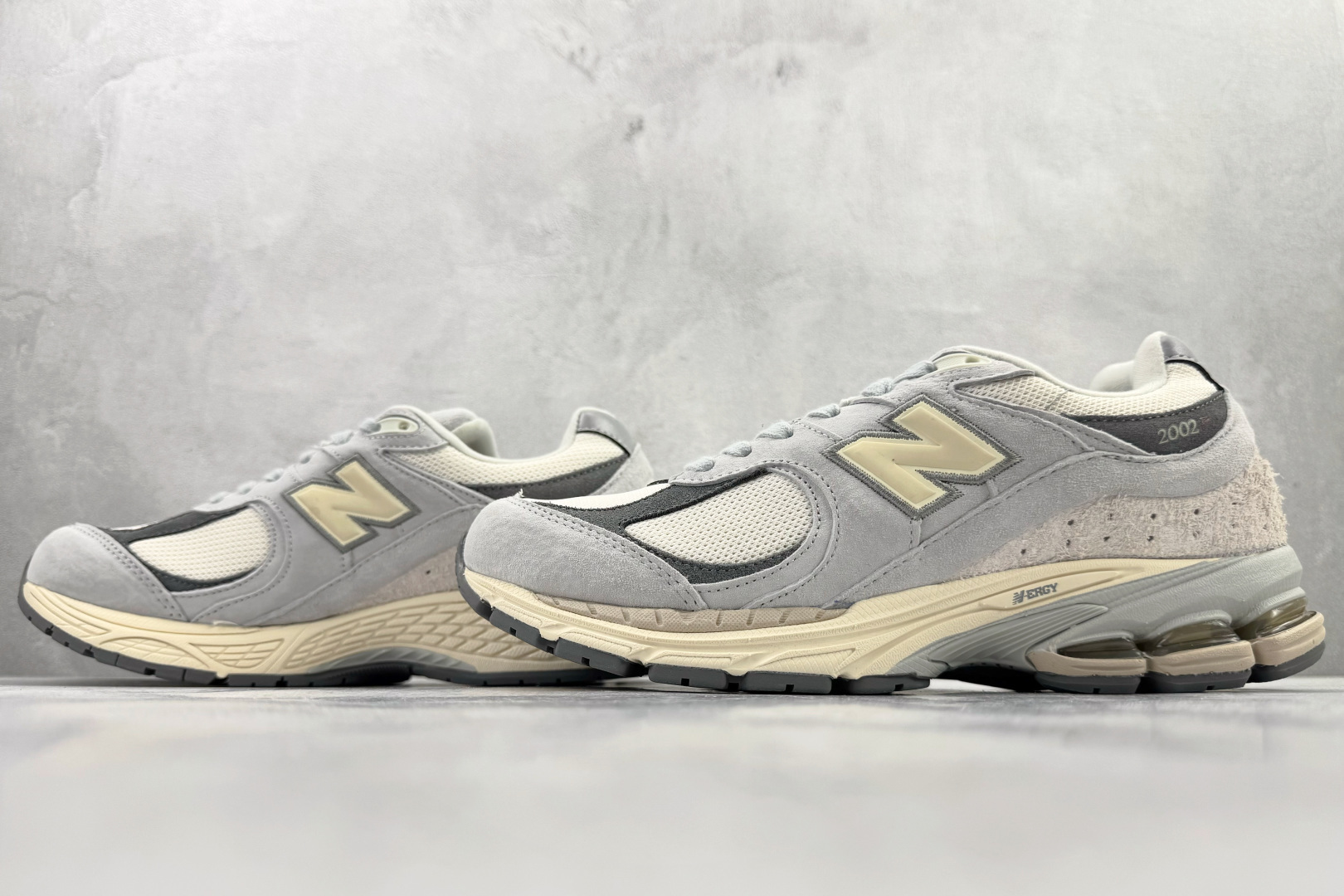 New Balance NB 2002R 米灰色 M2002RLN