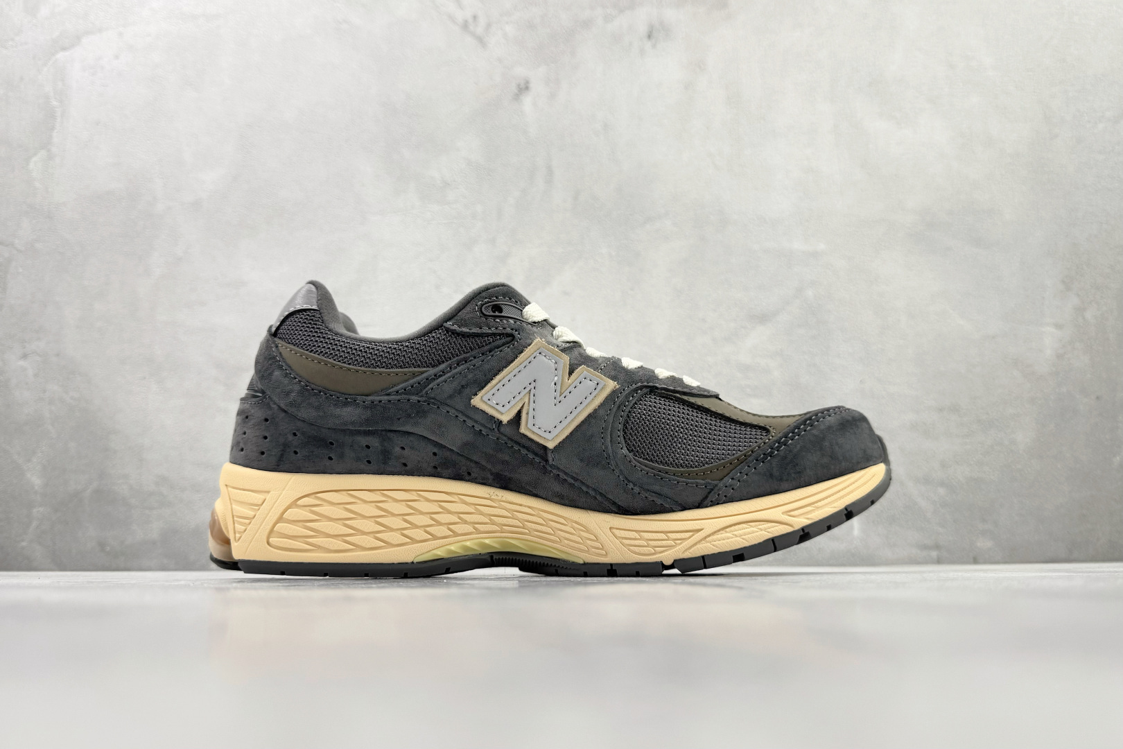 New Balance NB 2002R 灰碳 M2002RHO