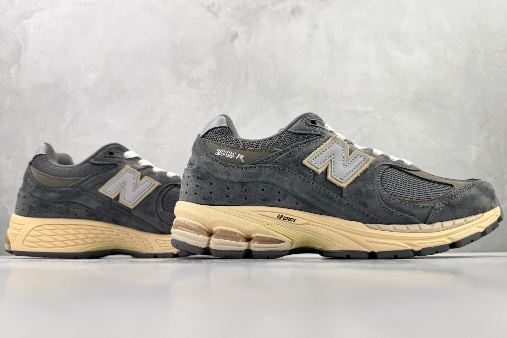 New Balance NB 2002R 灰碳 M2002RHO