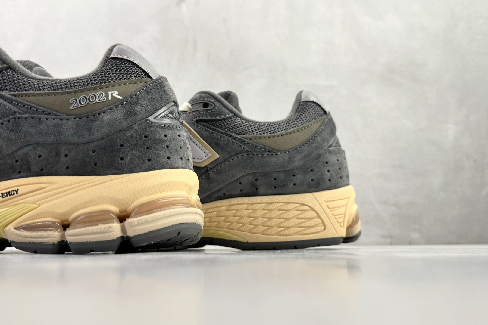New Balance NB 2002R 灰碳 M2002RHO