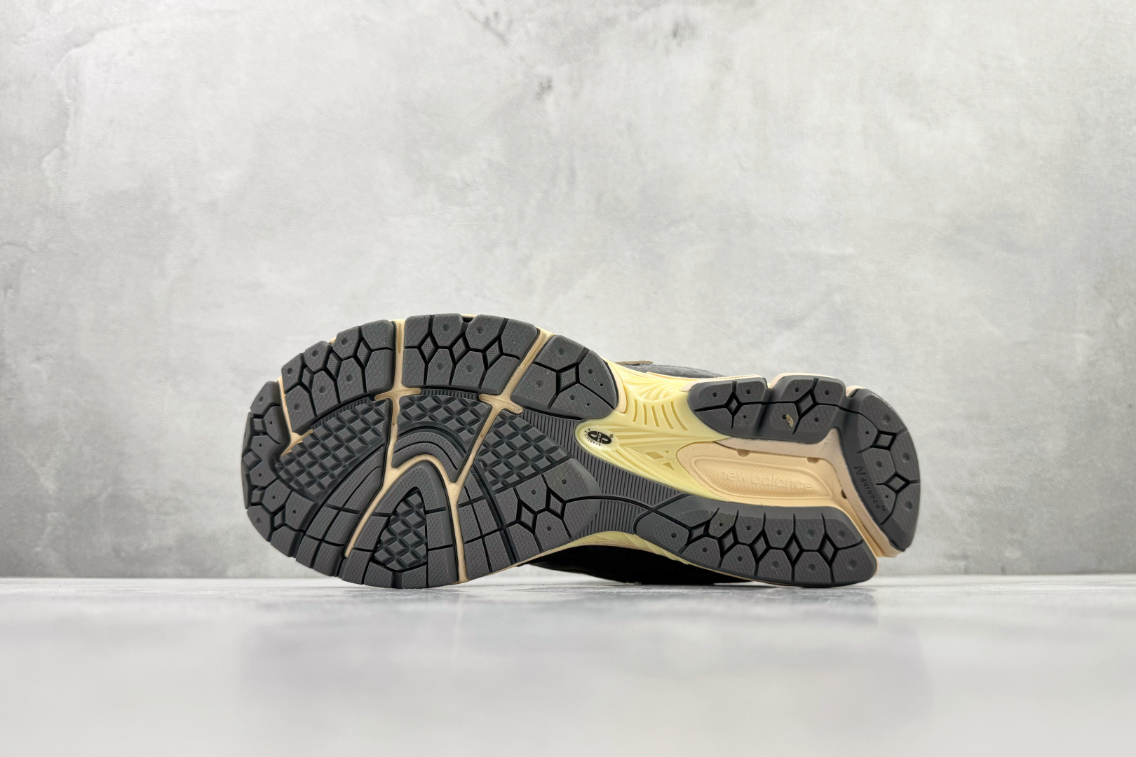 New Balance NB 2002R 灰碳 M2002RHO