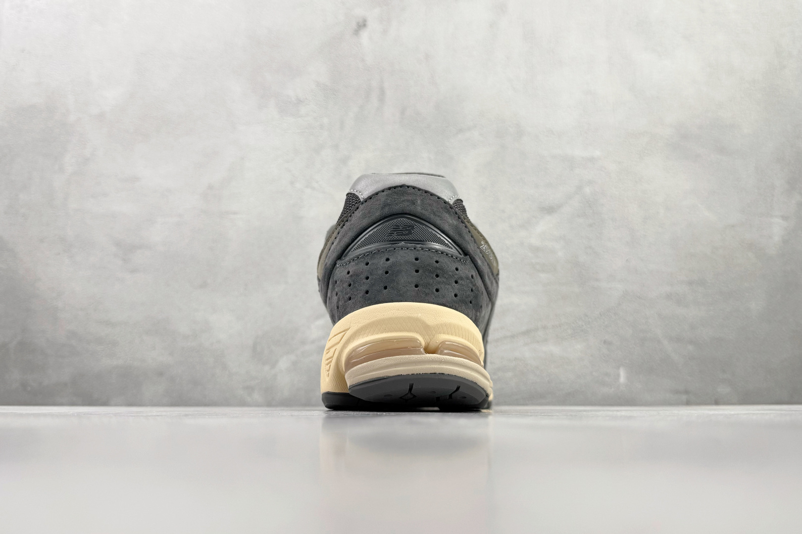 New Balance NB 2002R 灰碳 M2002RHO