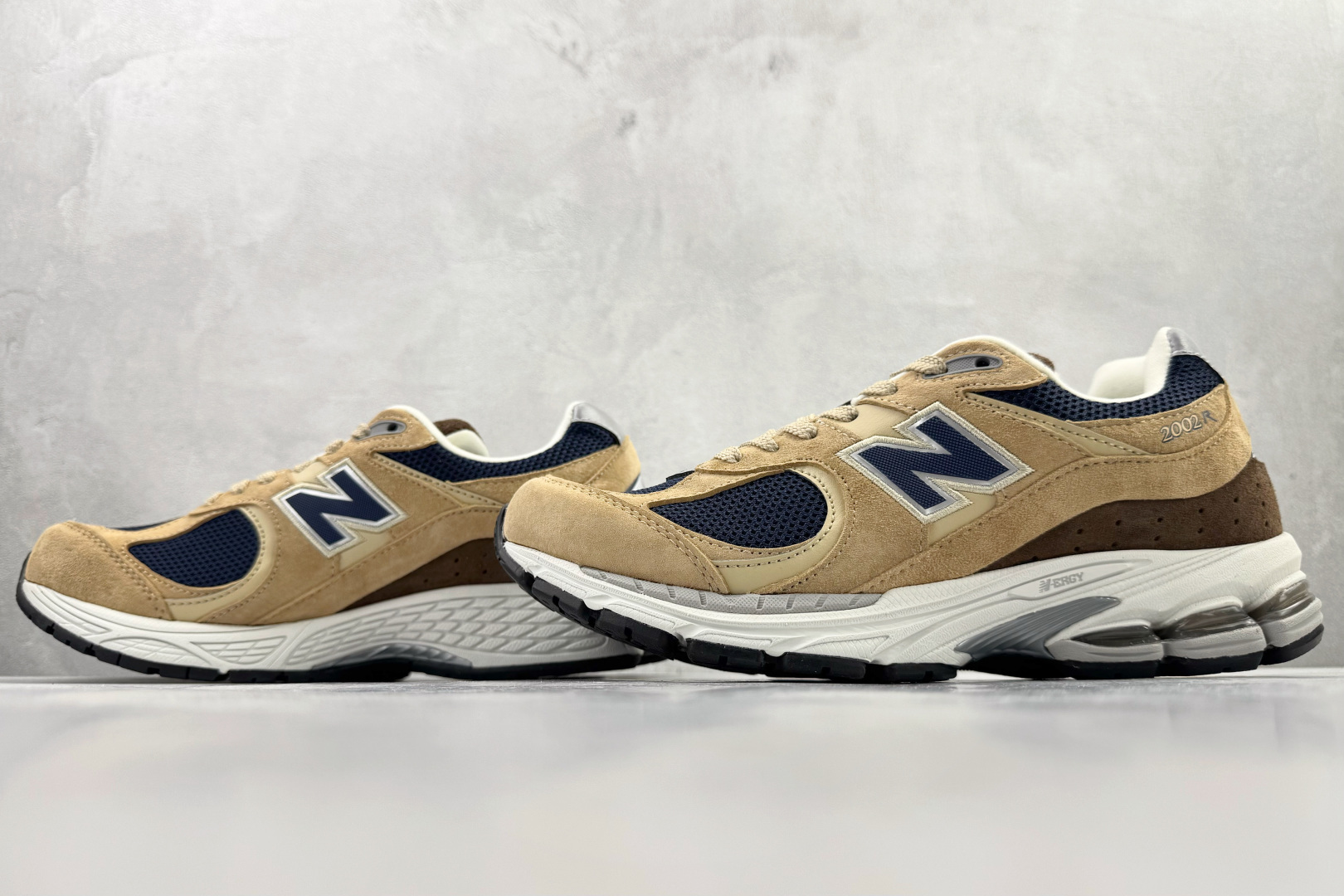 New Balance NB 2002R 卡其色 ML2002R5