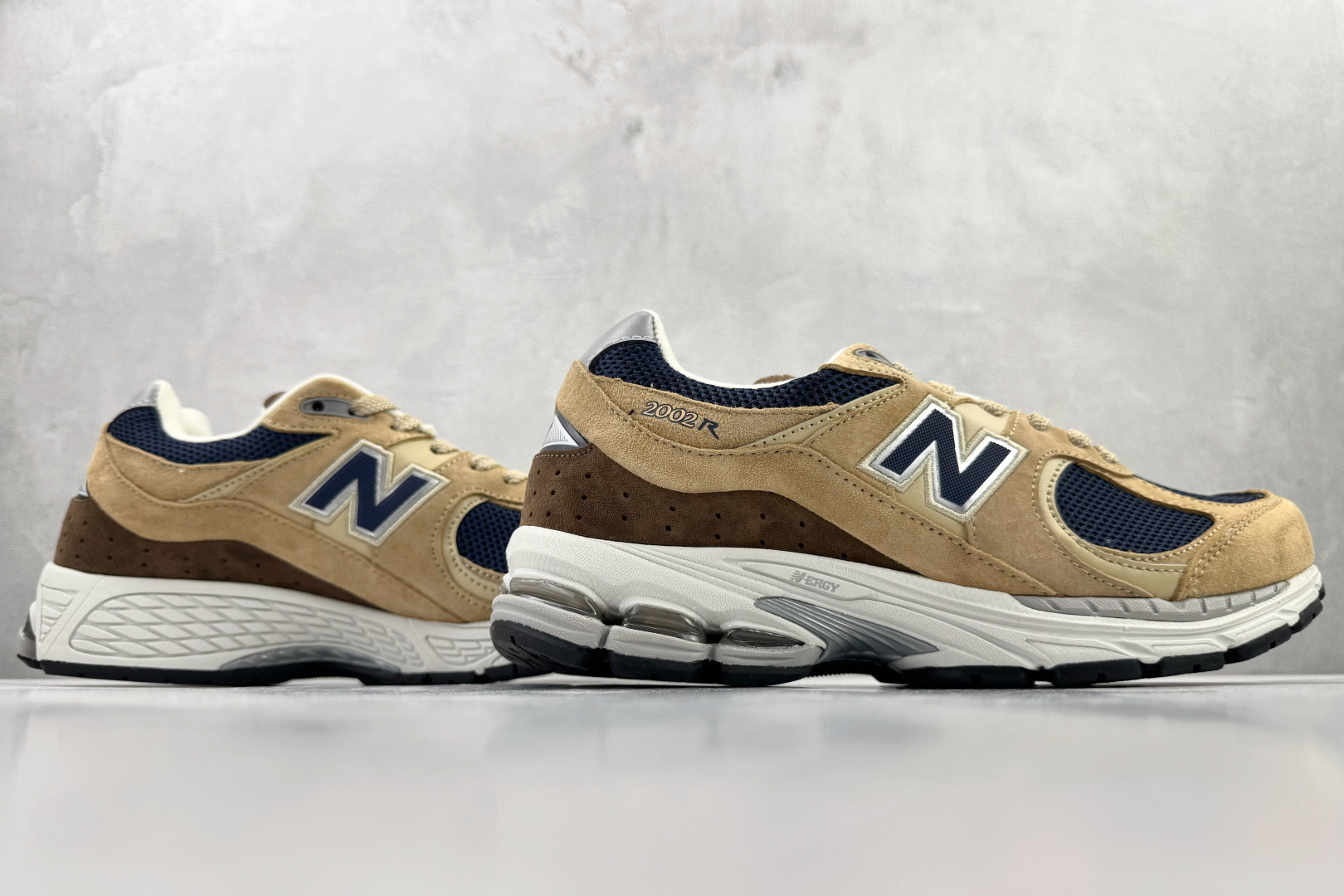 New Balance NB 2002R 卡其色 ML2002R5