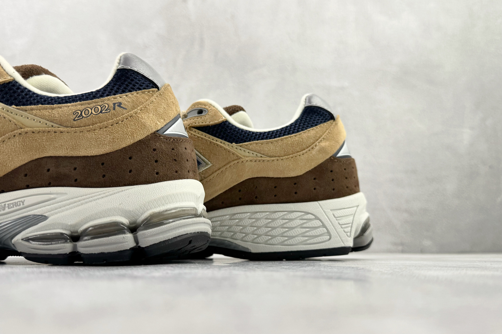 New Balance NB 2002R 卡其色 ML2002R5