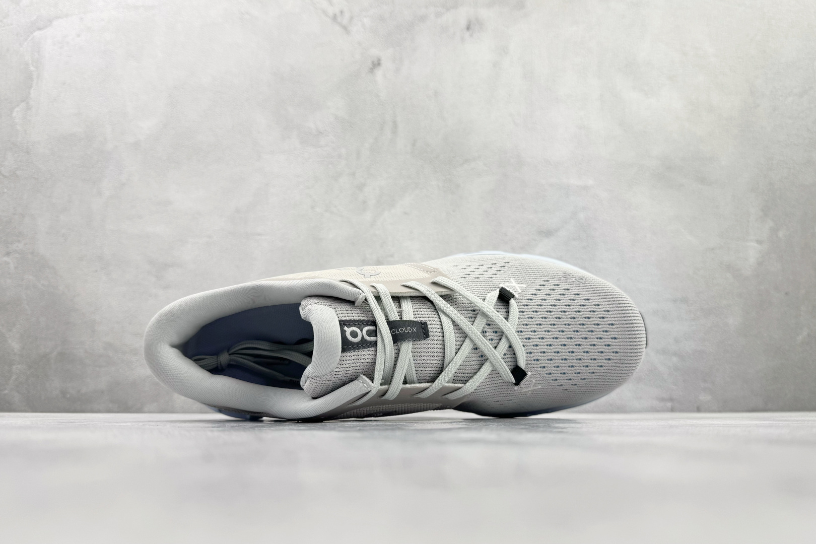 On昂跑 Cloud X4 WMNS 灰银 3WE30073278