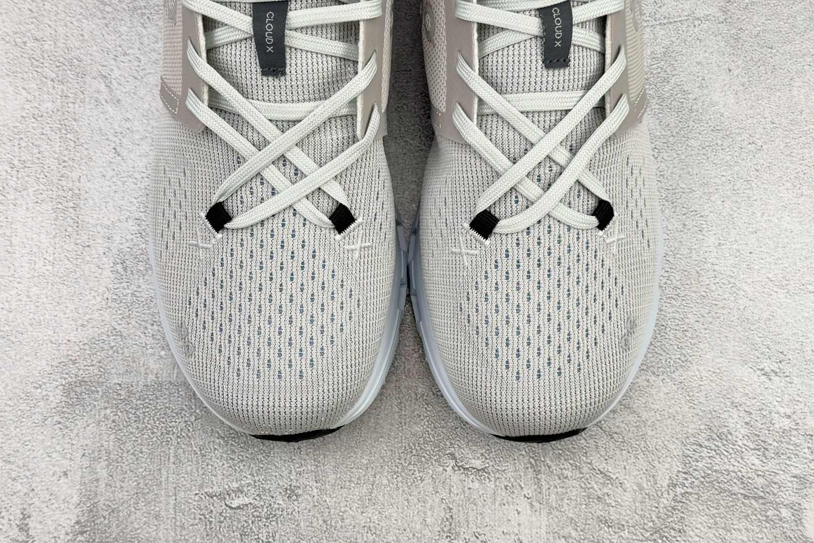 On昂跑 Cloud X4 WMNS 灰银 3WE30073278