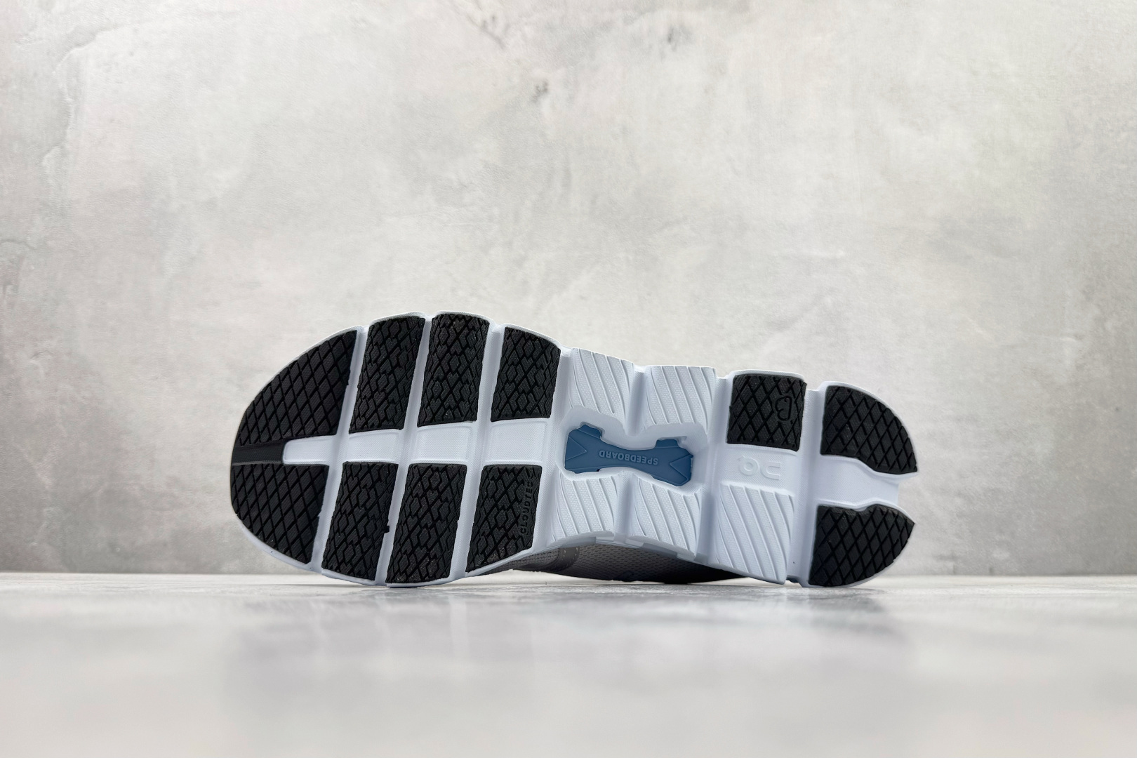 On昂跑 Cloud X4 WMNS 灰银 3WE30073278