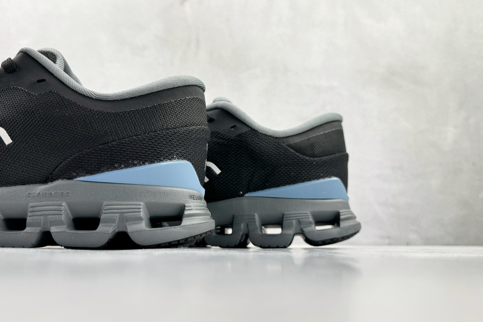 On昂跑 Cloud X4 WMNS 黑浅蓝 3ME30041446