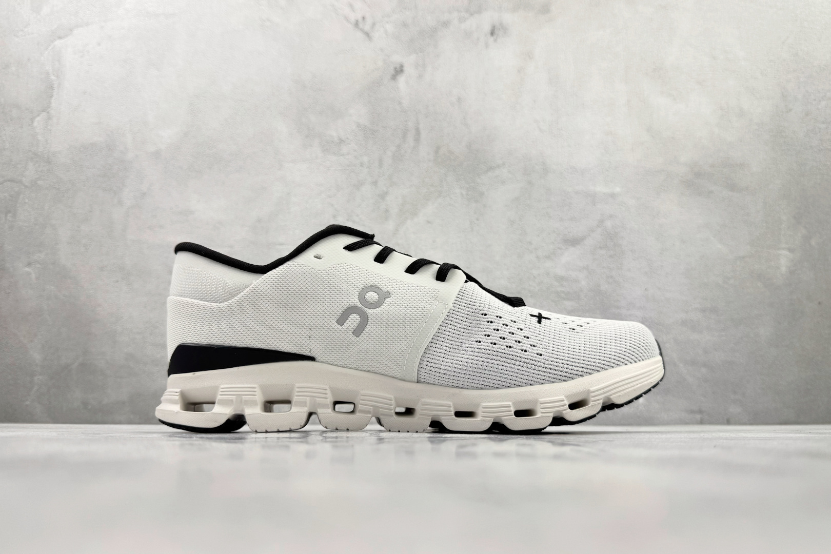 On昂跑 Cloud X4 WMNS 白黑 3ME30040791